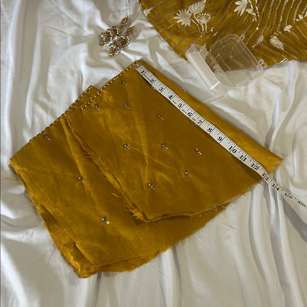 Lehenga charnyia choli yellow indian wedding wear gold. Net Duppatta
Pearls S. L - Picture 13 of 17